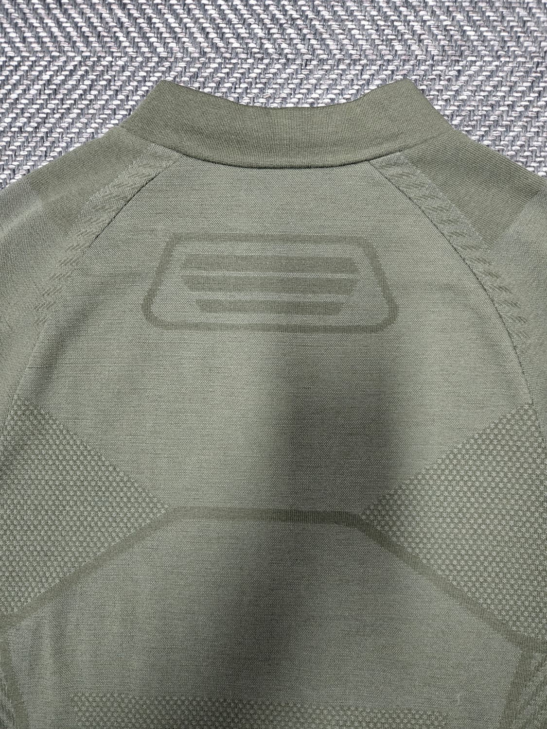 어메이징크리골프 A34MTS08-99 에어 로스페이스 수트 테크울 티셔츠 상품이미지6