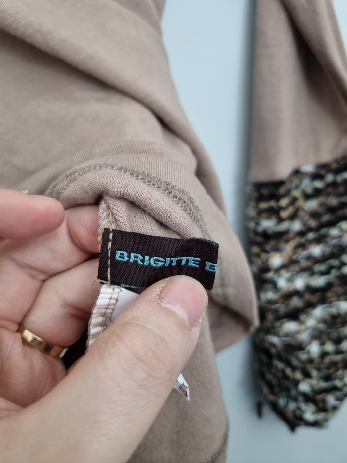 BRIGITTE BURN FIRST 베이지 트위드 소매 폴라 니트  상품이미지4