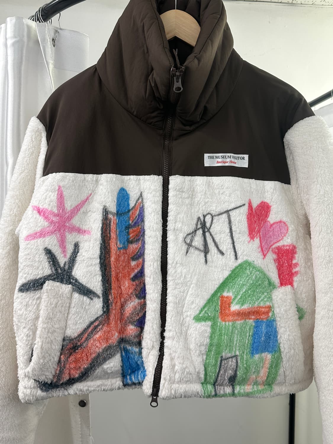 더뮤지엄비지터 크래용아트 프린팅 크롭패딩 S 상품이미지1