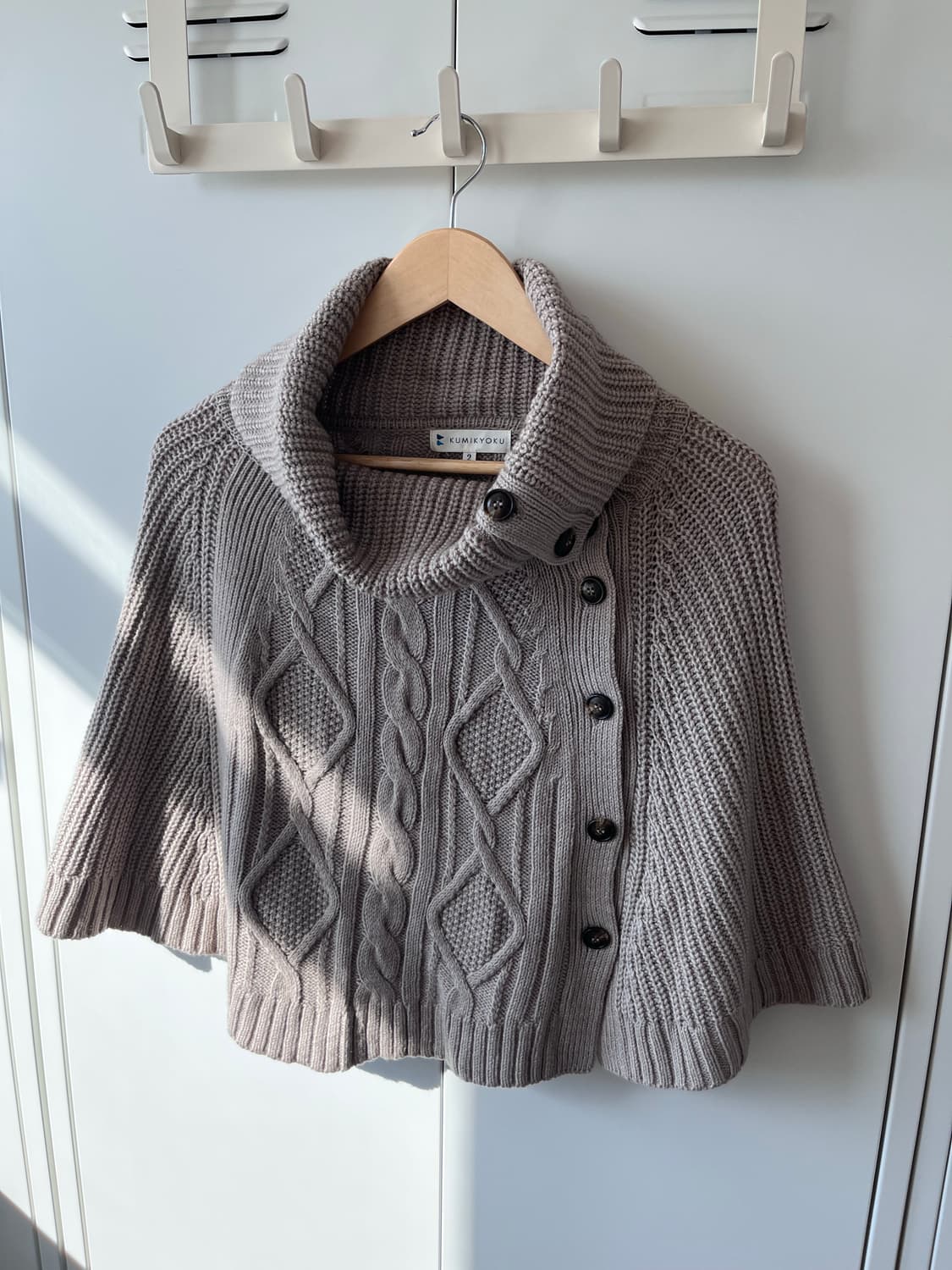 Kumikyoku 단추 케이프 니트 사와코  상품이미지8