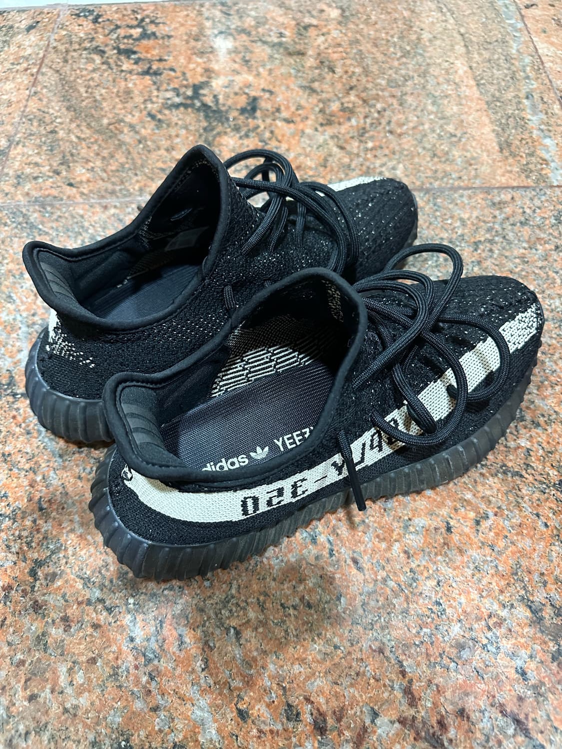 아디다스 이지부스트 350 V2 코어 블랙 화이트 260 상품이미지2