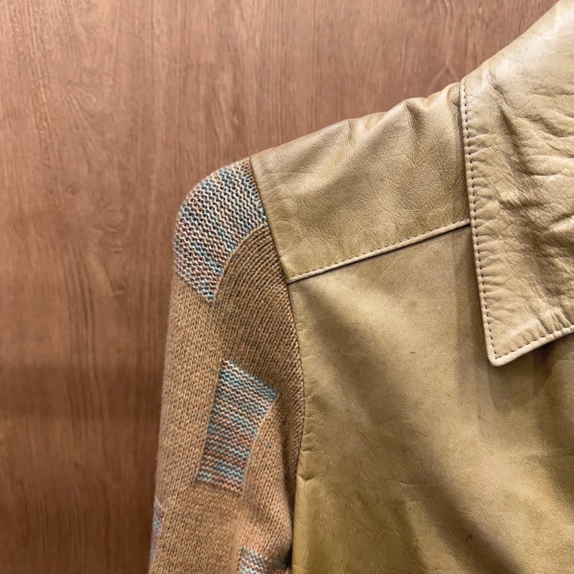 미쏘니 카프스킨 레더 니트 믹스 자켓 불록 패턴 스트랩 디테일 베이지 상품이미지6