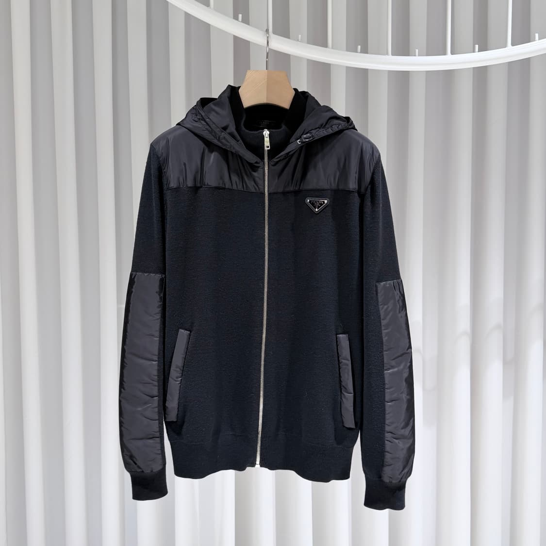 52 / 프라다 로고 블랙 니트 패딩 상품이미지1