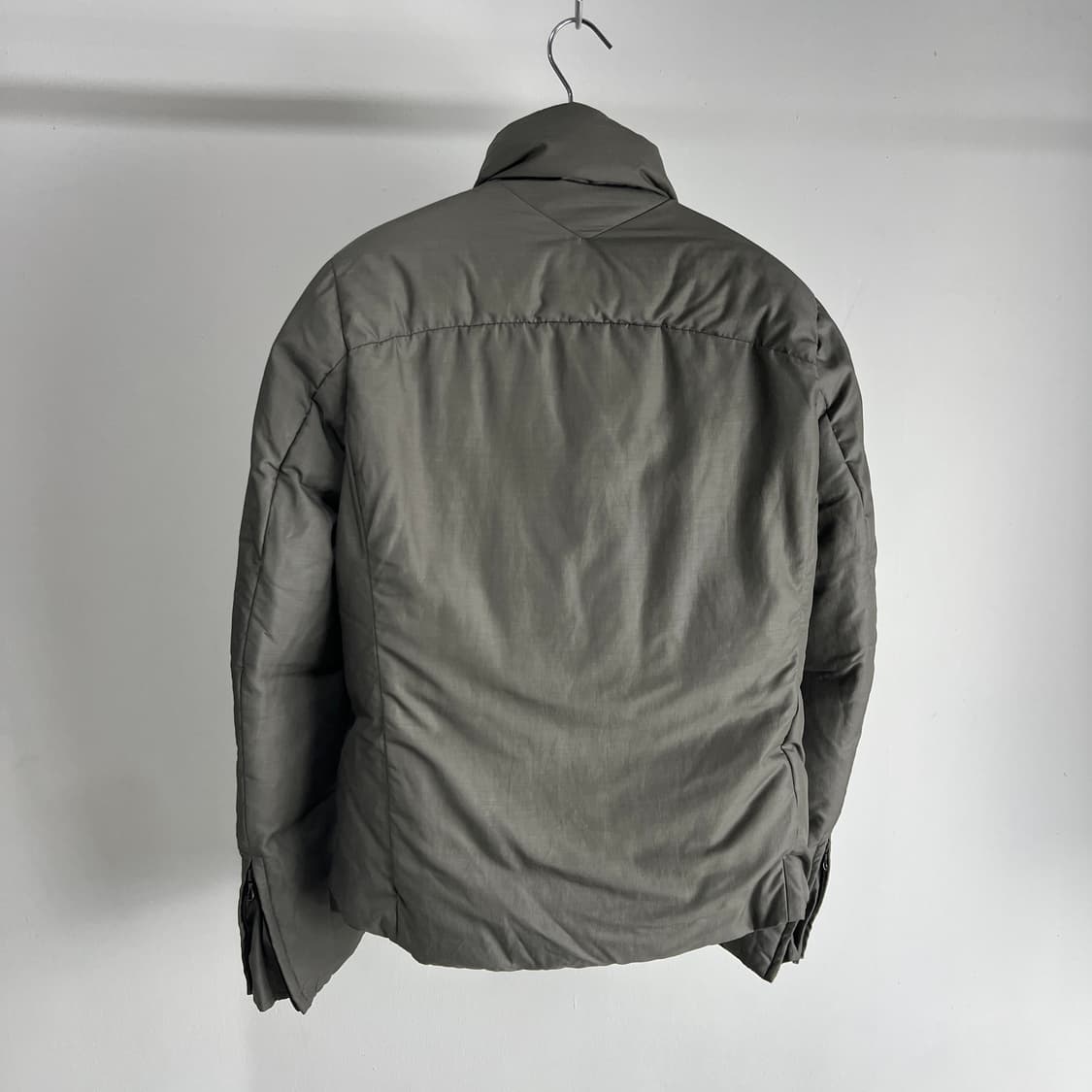 카즈유키 쿠마가이 어태치먼트 사선 집업 다운 자켓 카키 그레이 상품이미지8