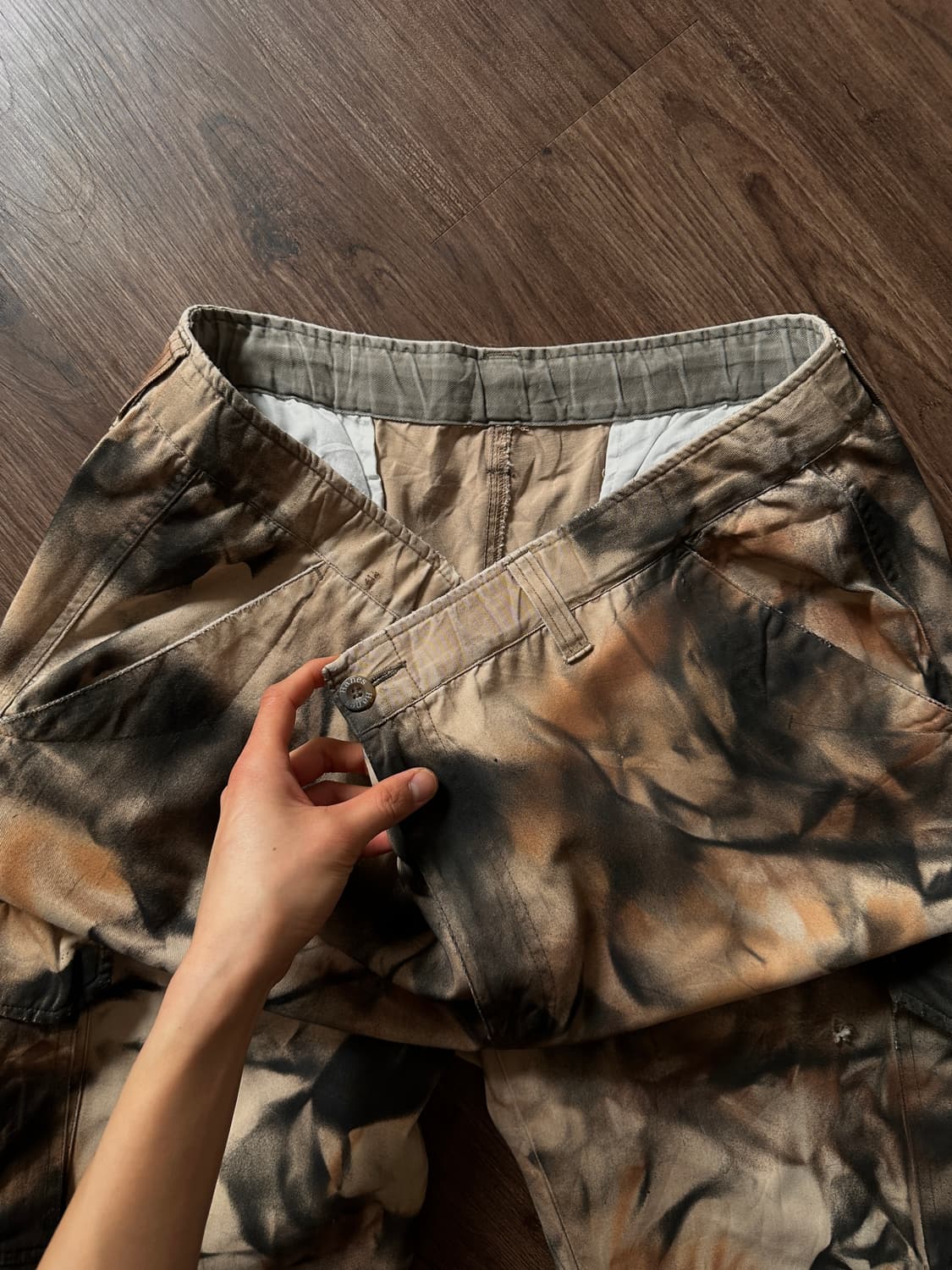 "Broken Glasses Pieces" 스프레이 카고 팬츠 상품이미지9