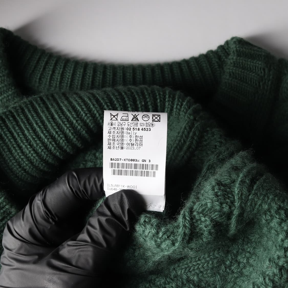 발리 23FW 그린 로고 자수 울 크루넥 케이블 니트 스웨터 상품이미지6