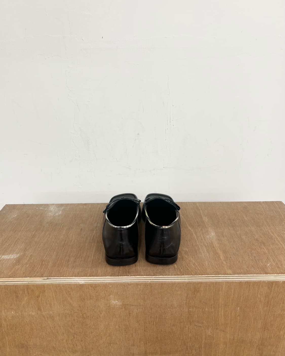 미우미우 블랙 스퀘어 토 로퍼 상품이미지4