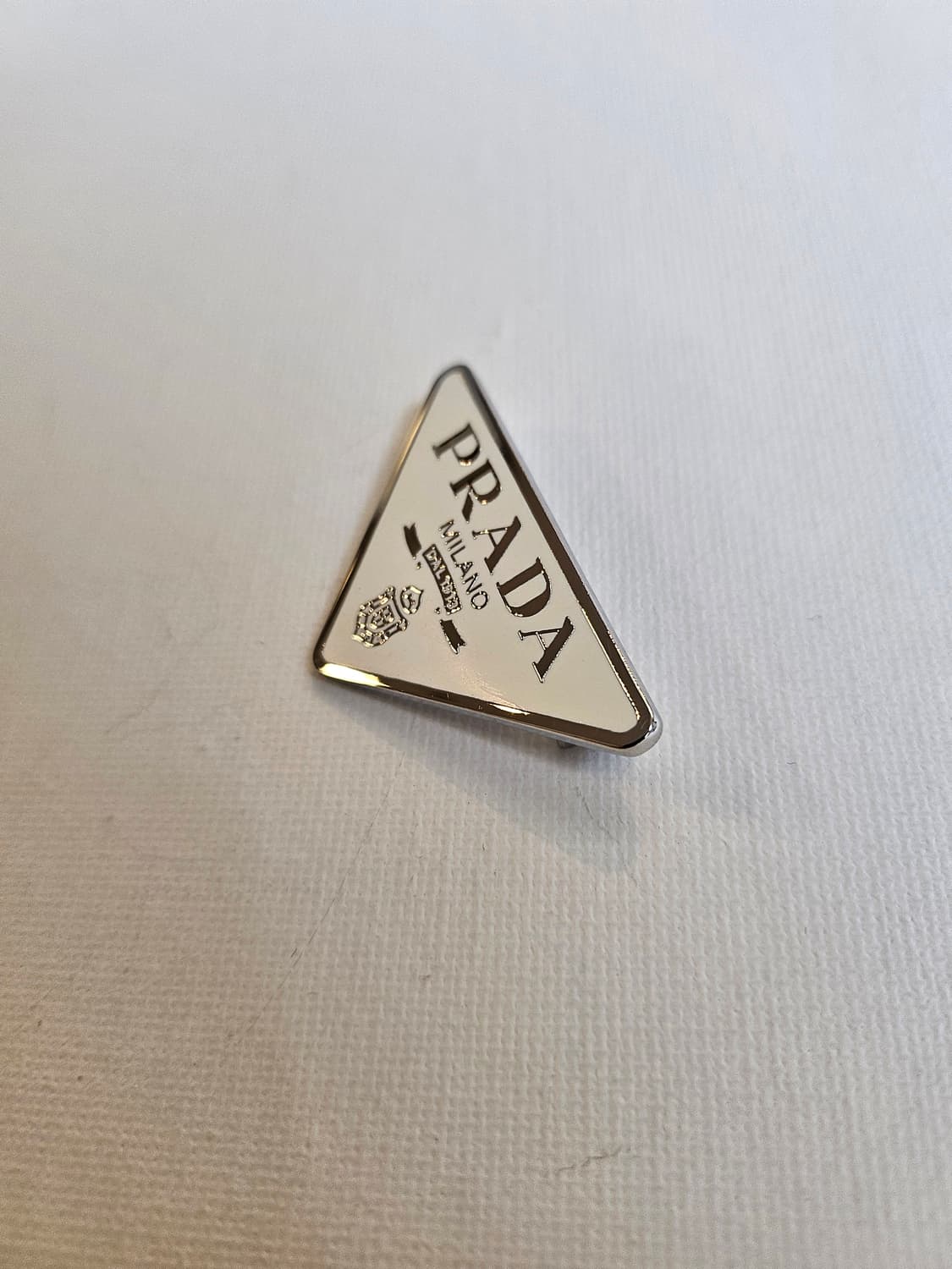 프라다 업사이클링 화이트 삼각 브로치 상품이미지4