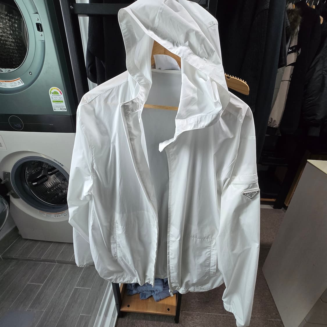 ​[정품] 프라다(PRADA) 삼각로고 나일론 후드 바람막이 - 화이트 상품이미지2