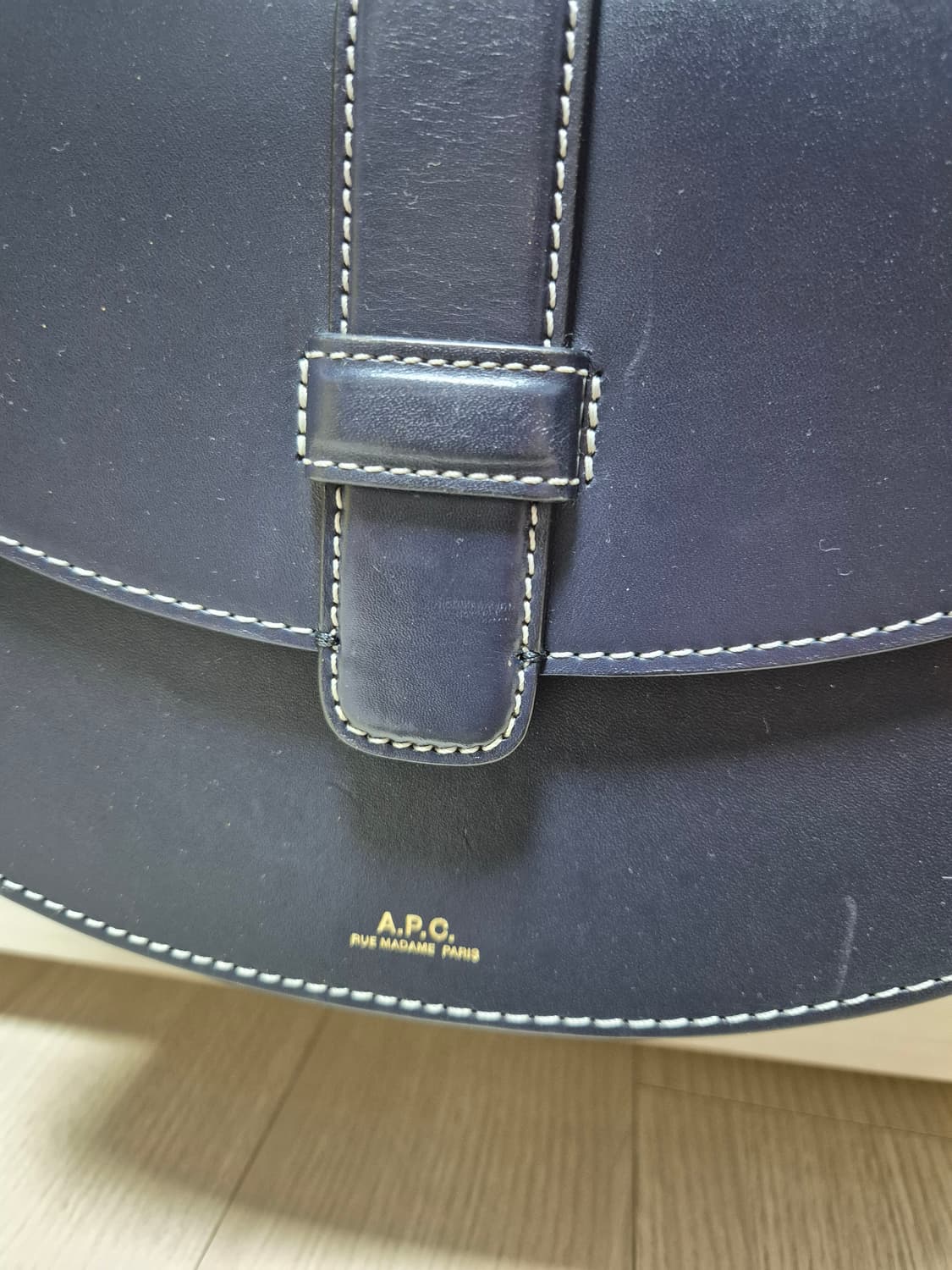 (정품) A.P.C.  아페쎄 하프문 가죽 크로스 가방 상품이미지4