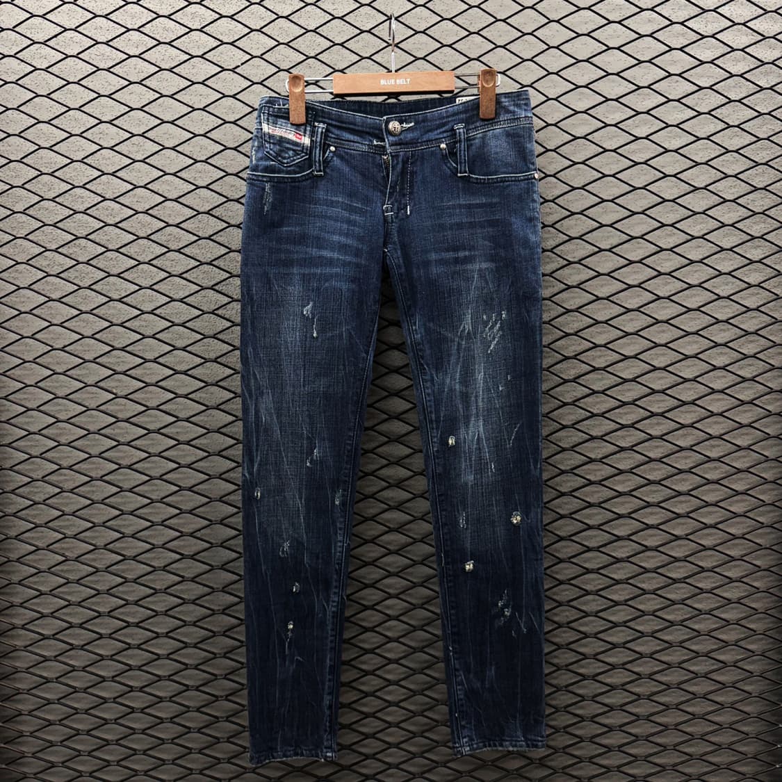 디젤 브러시 워싱 데님팬츠 디스트로이드 데미지 브랜드탭 디테일 슬림핏 상품이미지2