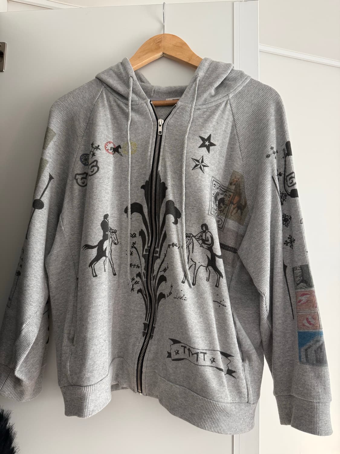 투머치택스 PRINTED WAFFLE ZIP-UP HOODIE GREY 상품이미지3