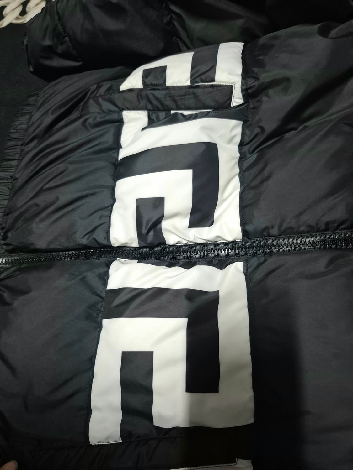 베르사체 메두사 와펜 그레카 패턴 푸퍼 패딩 L 정품 상품이미지3