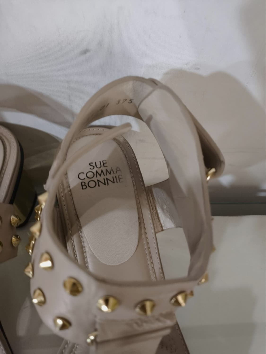 375 245mm 슈콤마보니 골드 스터드 펌프스힐 샌들 상품이미지4