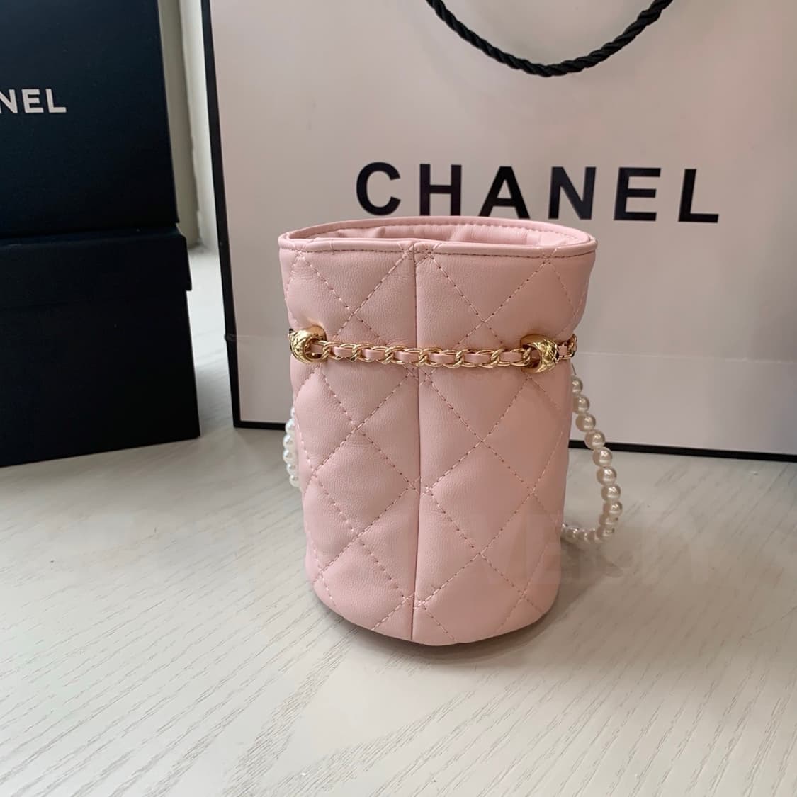 샤넬뷰티 미니 버킷백 진주체인  크로스백 핑크 드로스트링 백  상품이미지7