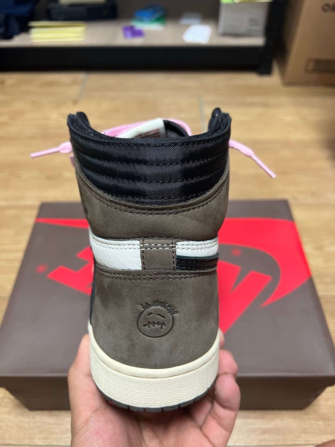 조던1 X 스캇 하이 모카 상품이미지5