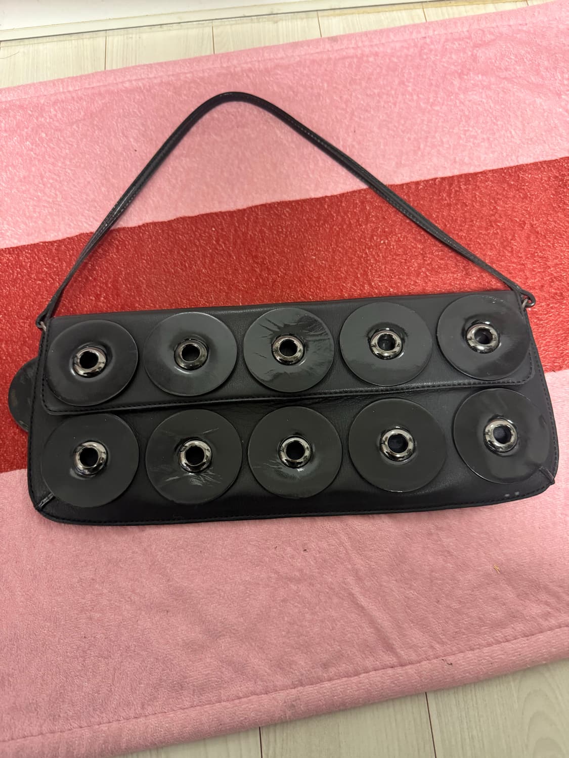 eyelet flat leather shoulder bag 상품이미지1