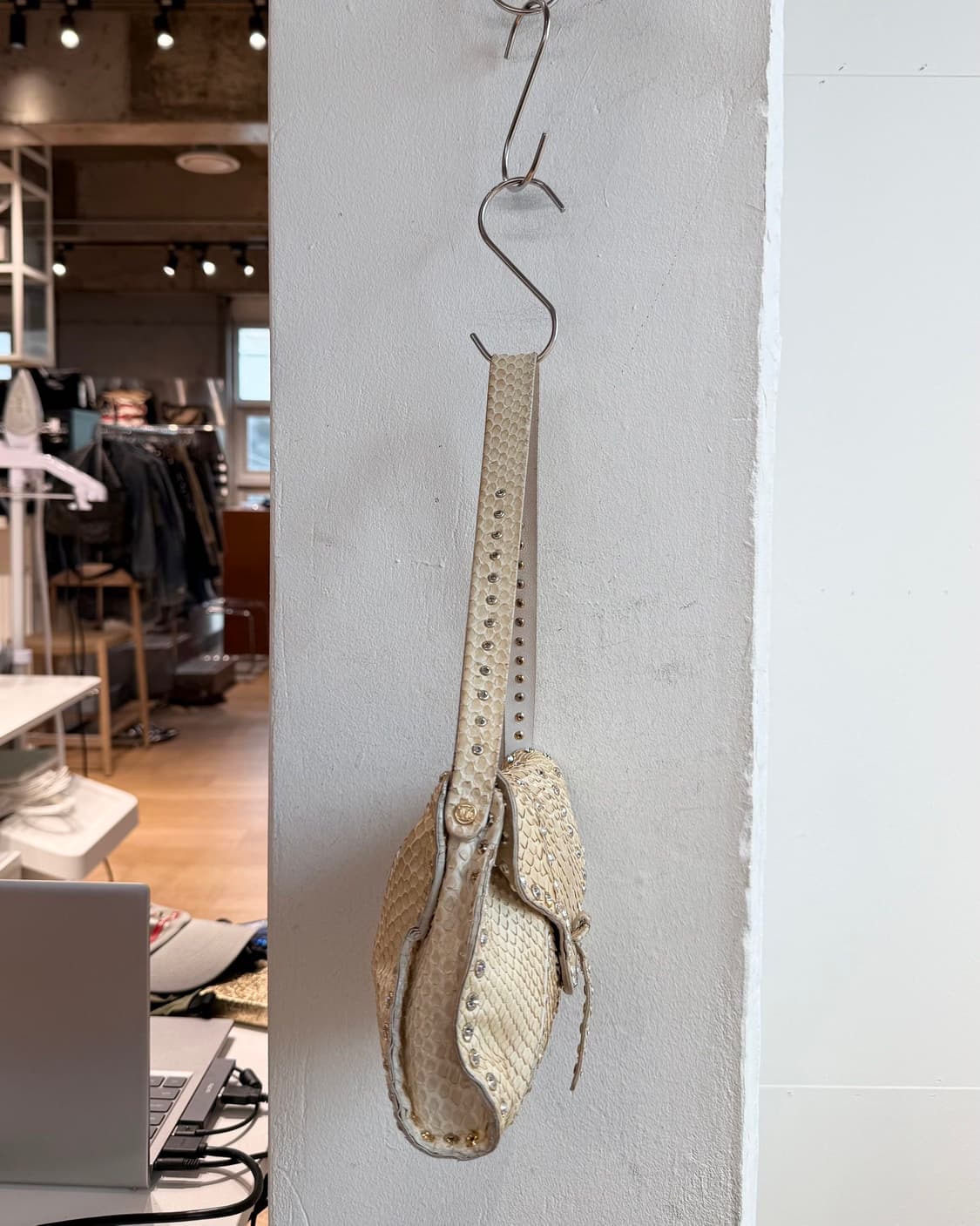 셀린느 베이지 클래식 빈티지 리자드 패턴 스터드 숄더백 상품이미지6