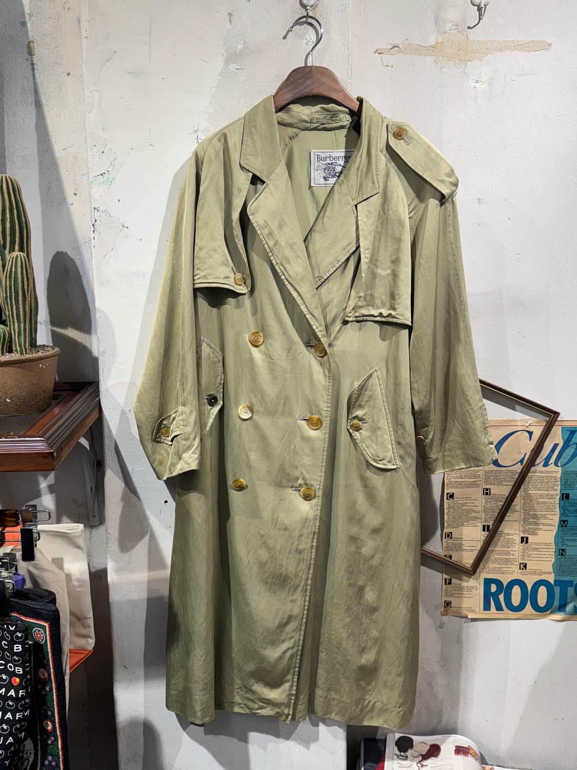 Burberry khaki glossy trench coat 상품이미지1