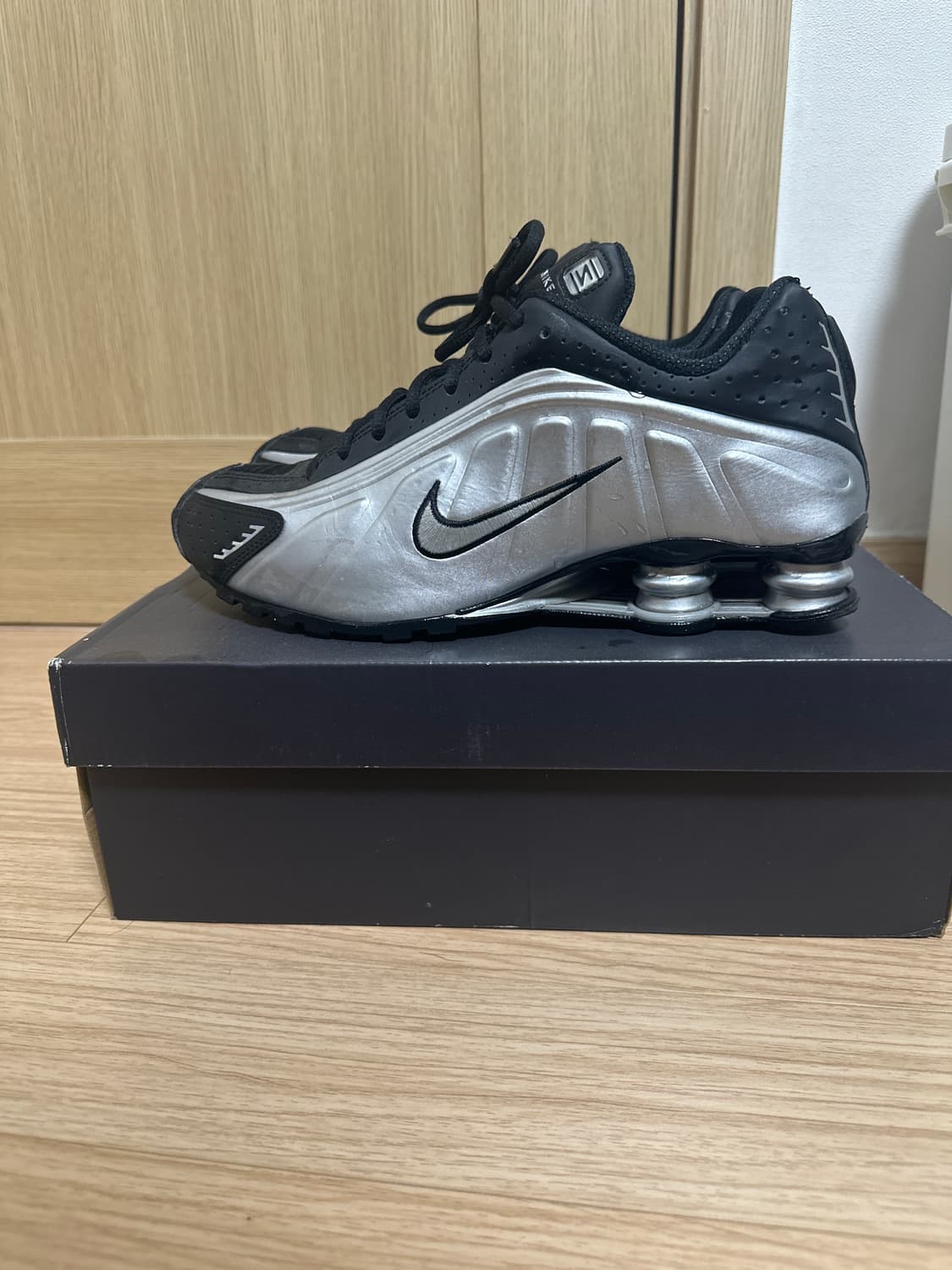 나이키 샥스 R4 메탈릭 실버 블랙 상품이미지3