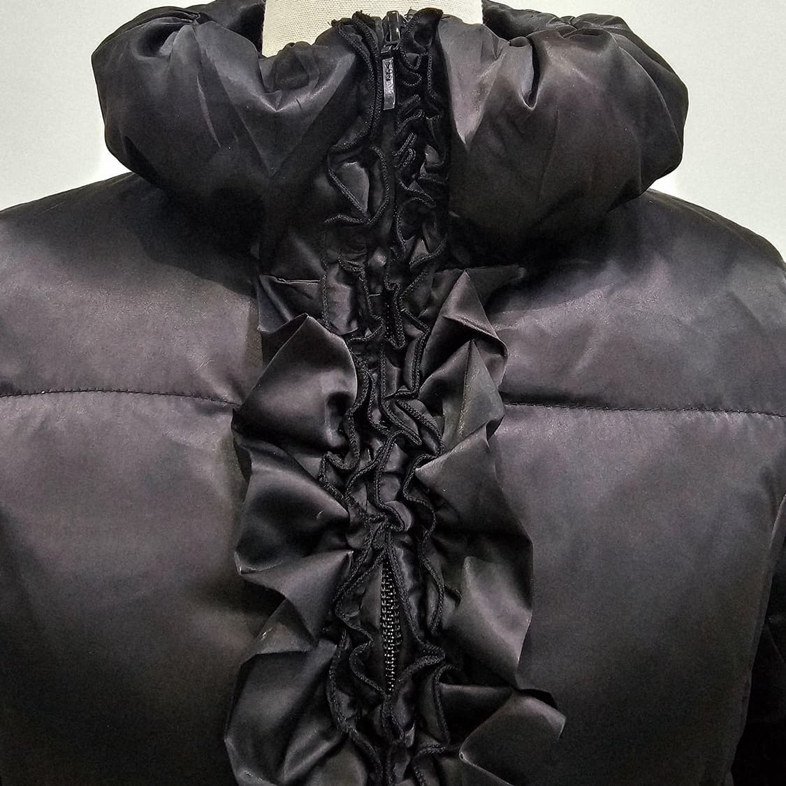 프릴 다운 블랙 여성 패딩 코트 상품이미지4