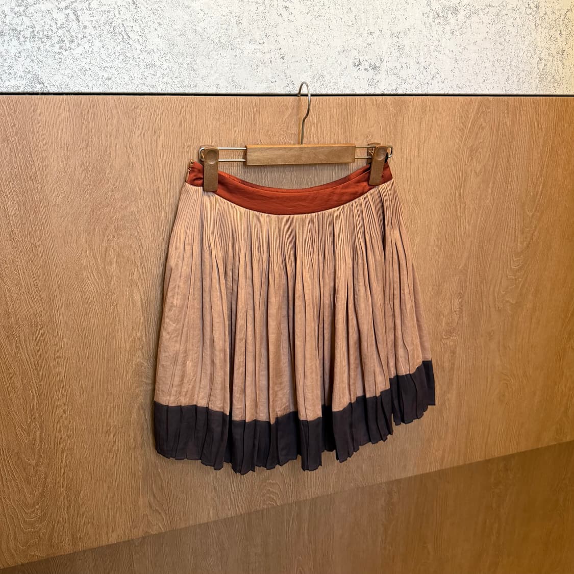 랑방 플리츠 미디 스커트 블랙 배색 디테일 플레어핏 베이지 브라운 상품이미지5