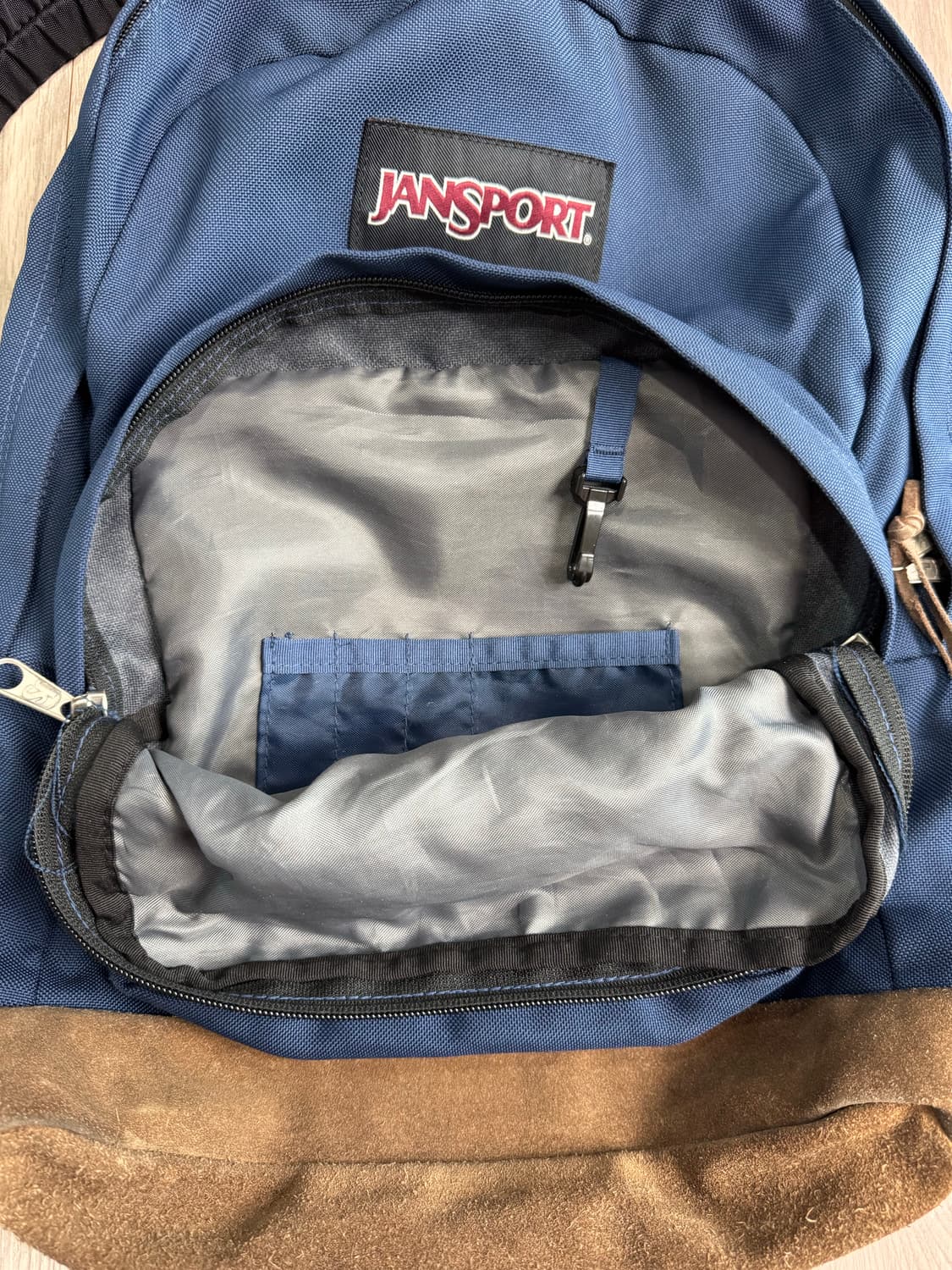 잔스포츠 네이비 스웨이드 백팩 상품이미지5