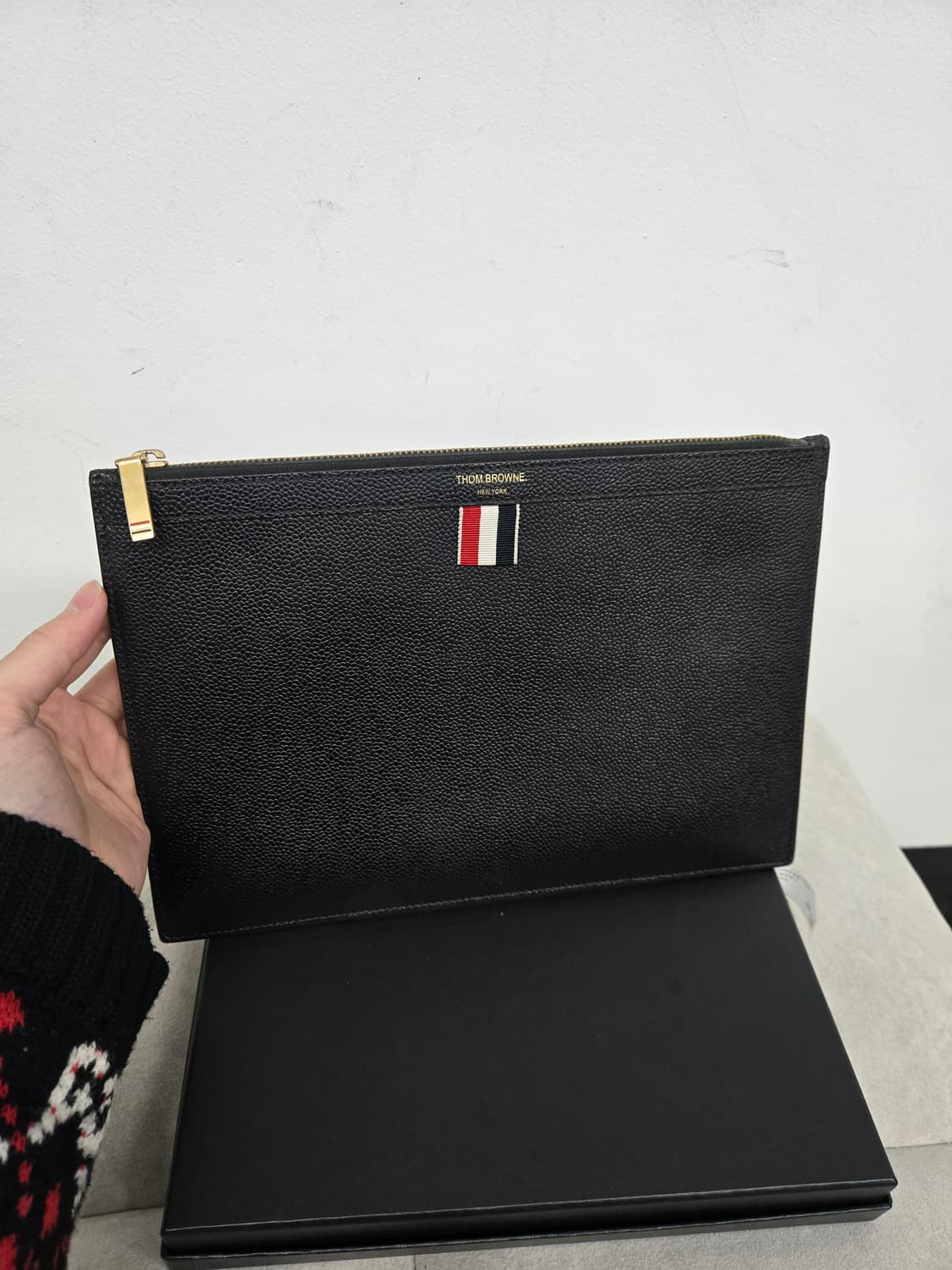 [보증서 정품] 톰브라운 사선 클러치백 상품이미지1