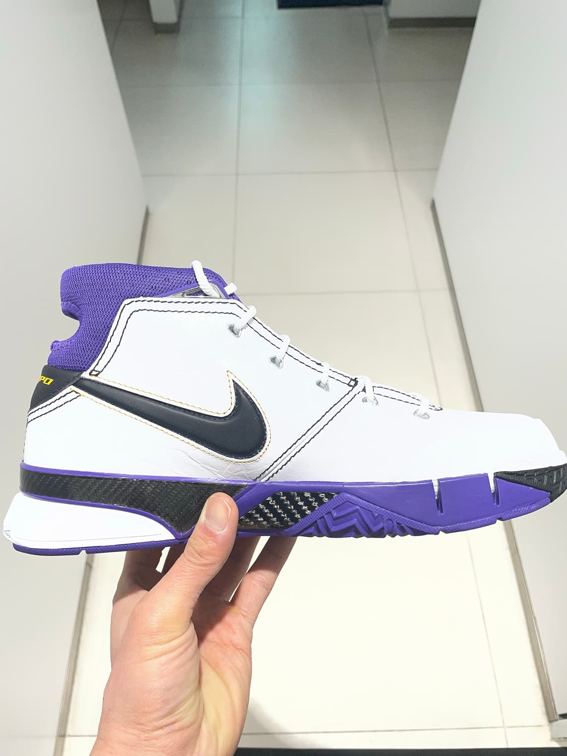 나이키 코비 1 프로트로 81 포인트 게임 화이트 블랙 295 상품이미지3