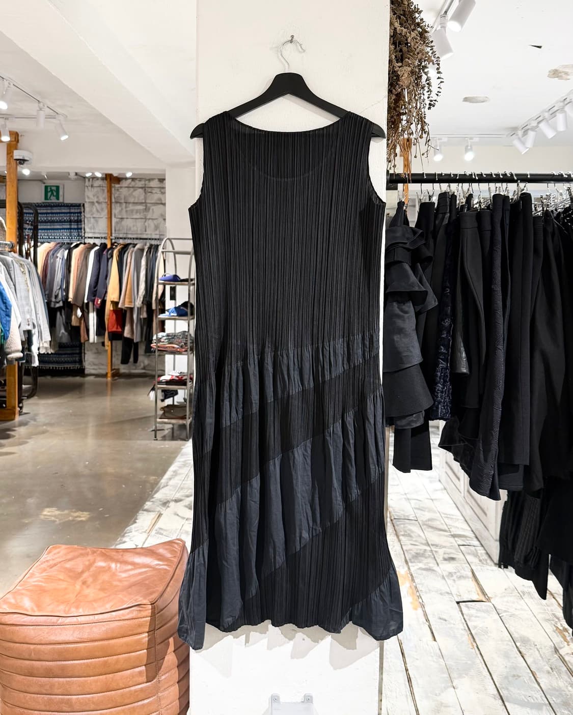 플리츠 플리즈 블랙 패널 슬리브리스 롱 원피스 상품이미지4