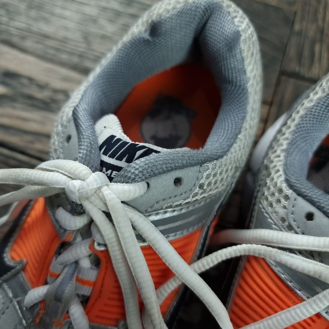 [나이키] 줌 보메로 5 퓨어 플래티넘 앤 레이저 오렌지 M18547 상품이미지9