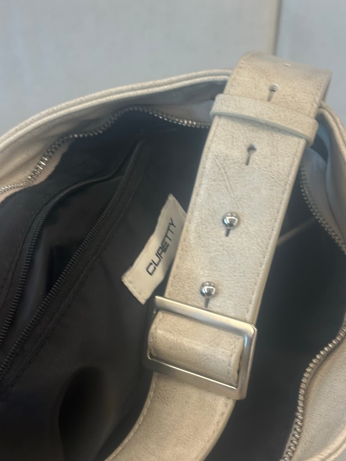 큐리티 c-belted hobo bag ivory 상품이미지5