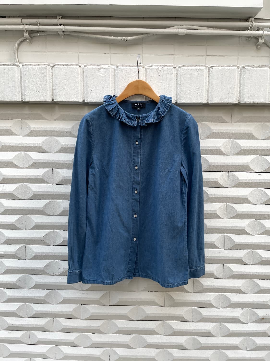아페쎄 데님 셔츠 프릴 카라 무지 암핏 절개 디테일 레귤러핏 블루 상품이미지1