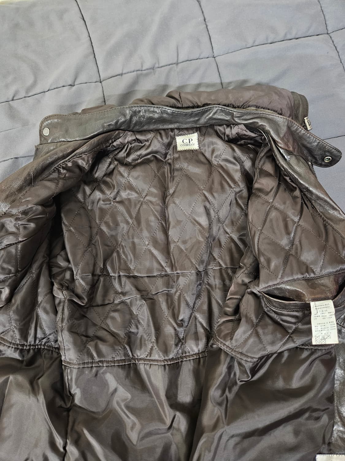 CP 컴퍼니 고글후드 가죽 퀄팅자켓 상품이미지1