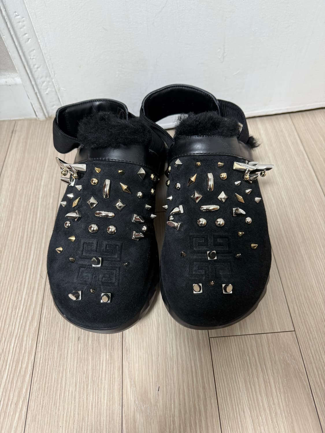GIVENCHY 마쉬멜로우 스터드 장식 스웨이드 블랙 뮬 상품이미지3