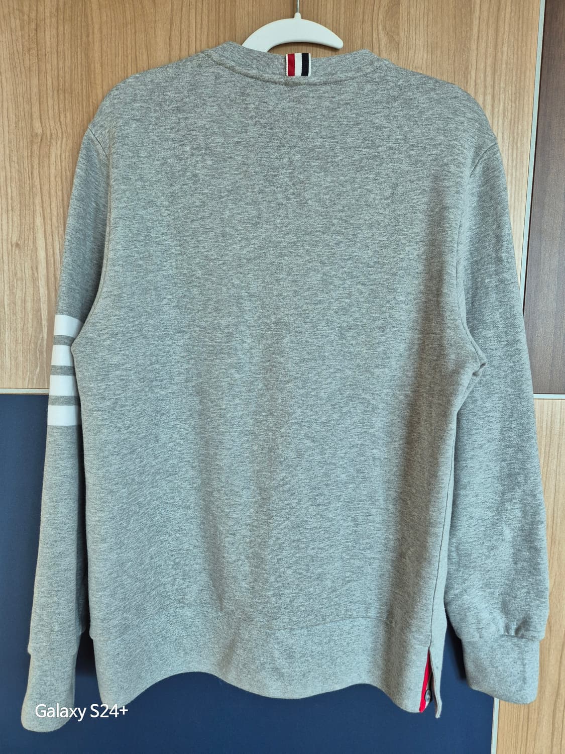 톰브라운 사선 맨투맨 그레이 2 상품이미지2