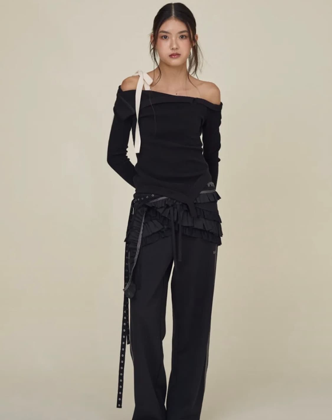 글로니 DEMI CUTOUT LONG SLEEVE (BLACK) 상품이미지3