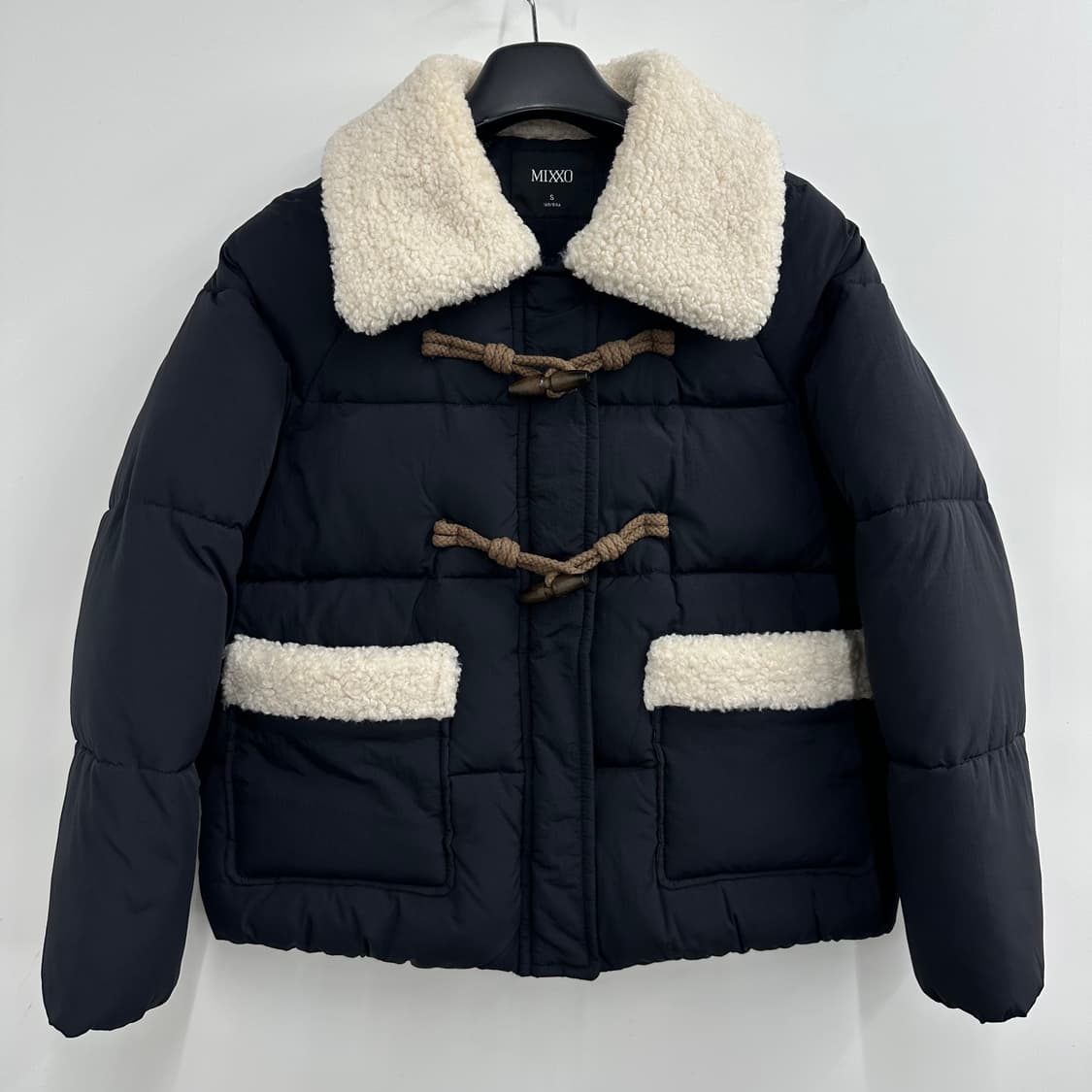 90 미쏘 여자 양털 카라 루즈핏 웰론 더플 숏 패딩 상품이미지1