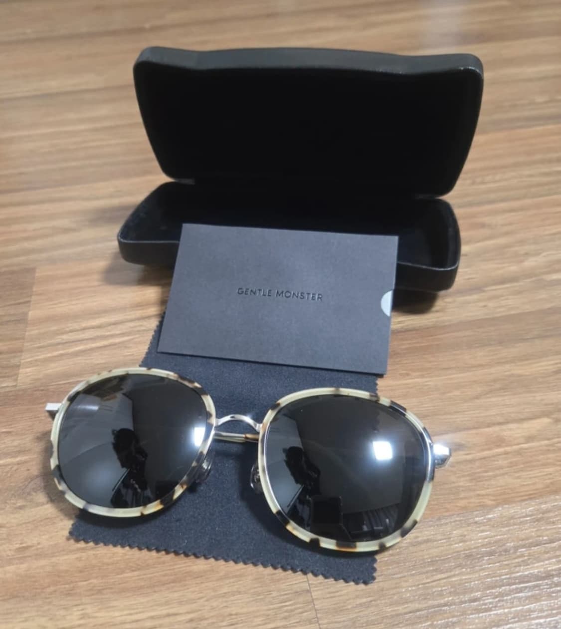 젠틀몬스터 선글라스 - 블러디하트2 S3 [정품] 상품이미지1