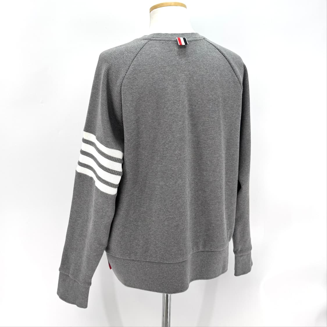 [4사이즈] 톰브라운 사선완장 맨투맨 그레이 (MJT205A) 상품이미지5