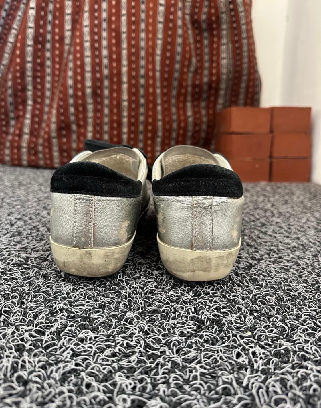 골든구스 슈퍼스타 실버 & 블랙 스웨이드 스니커즈 상품이미지2