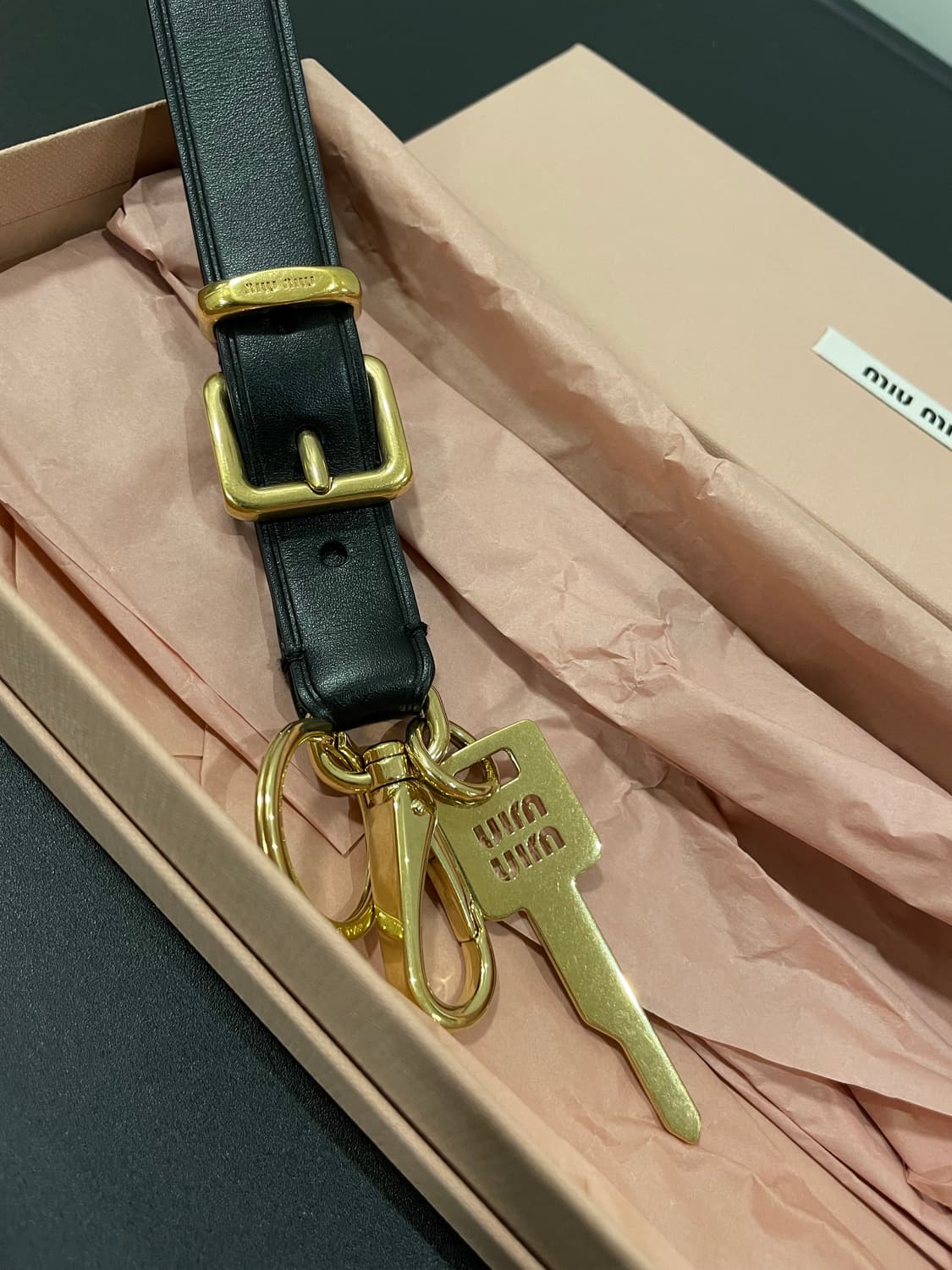 미우미우 레더 키링 블랙 새상품 판매 상품이미지5