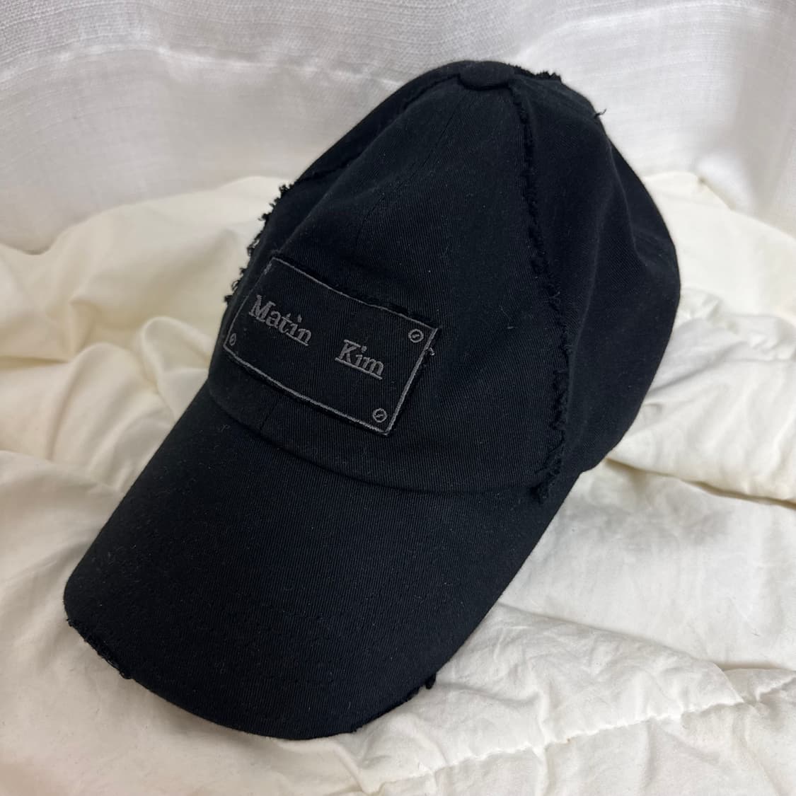 마뗑킴 스퀘어 로고 컷아웃 볼캡 — 블랙 상품이미지2