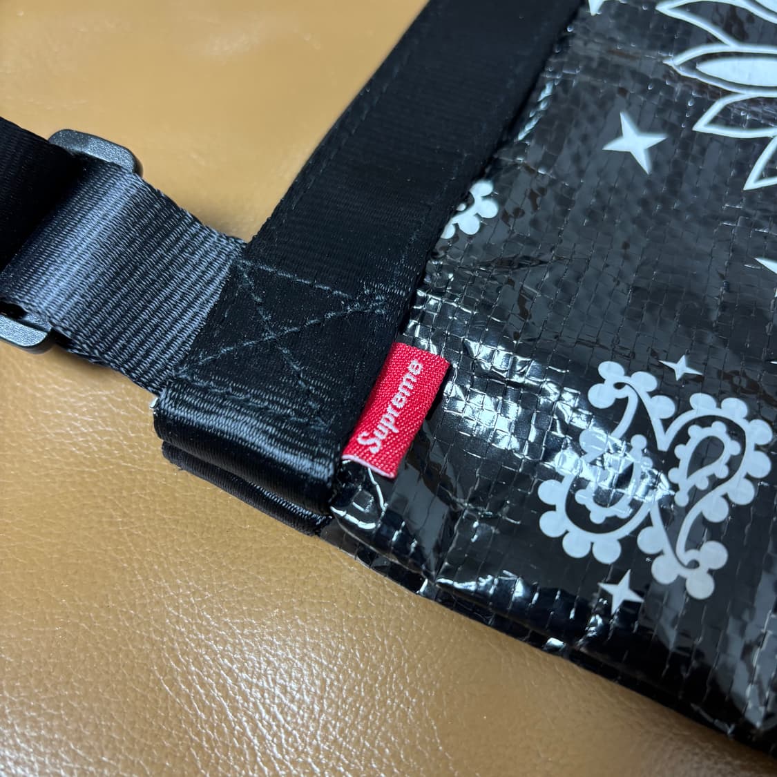 Supreme 슈프림 반다나 블랙 타프 사이드백 샤코슈 가방 Black 상품이미지5