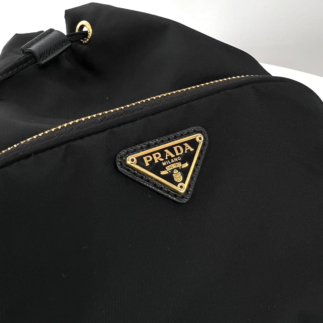 프라다 삼각로고 나일론 버킷백 블랙 (1BH038) 상품이미지4