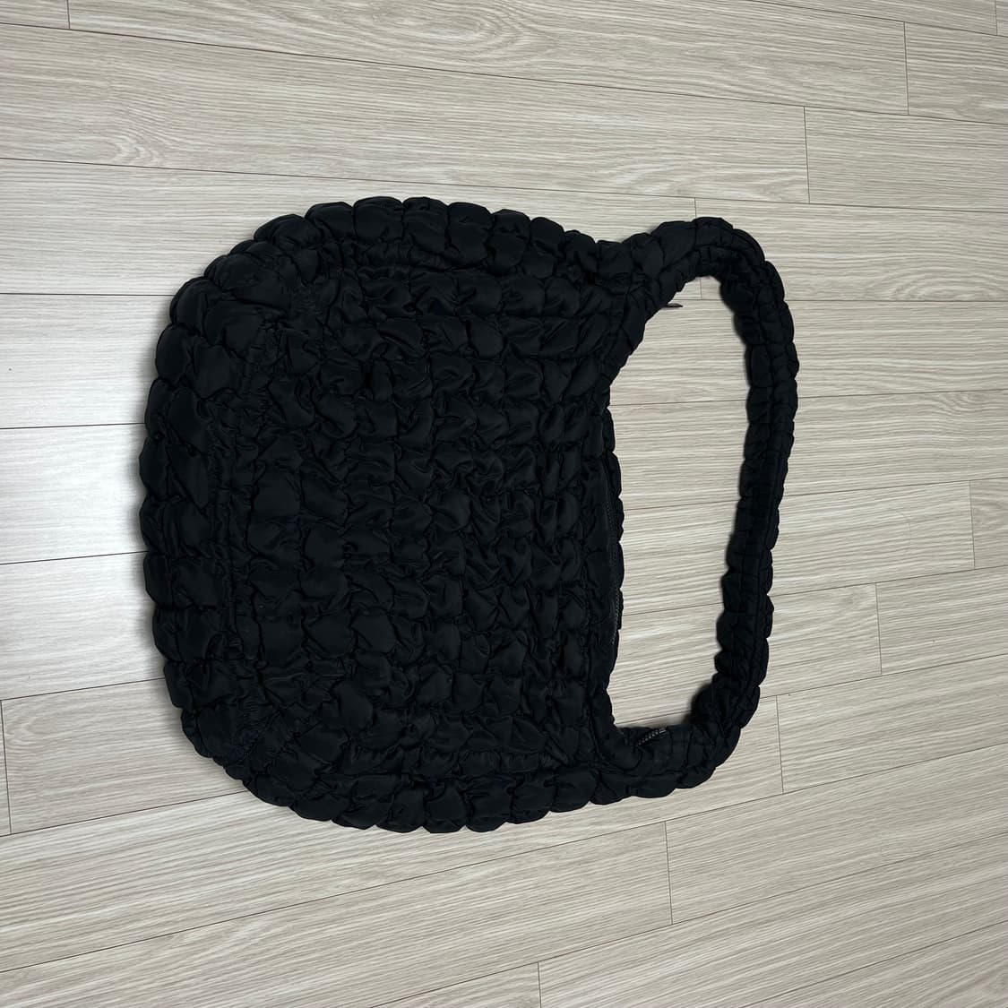 COS 코스 퀼티드 오버사이즈 숄더백 블랙 상품이미지1