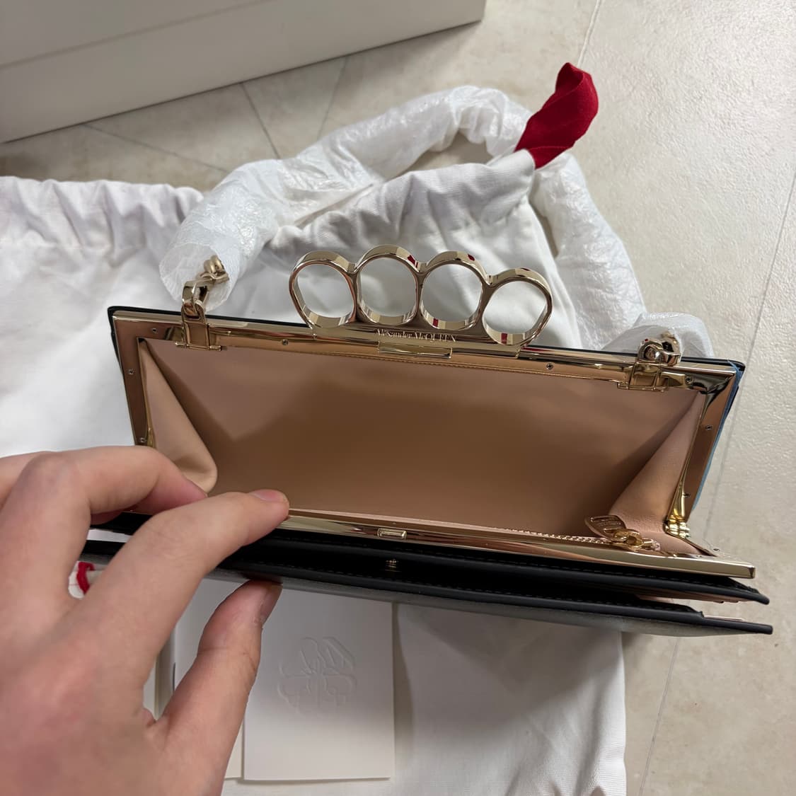 [새상품]알렉산더맥퀸 포링 너클 체인 클러치백 블랙 상품이미지3