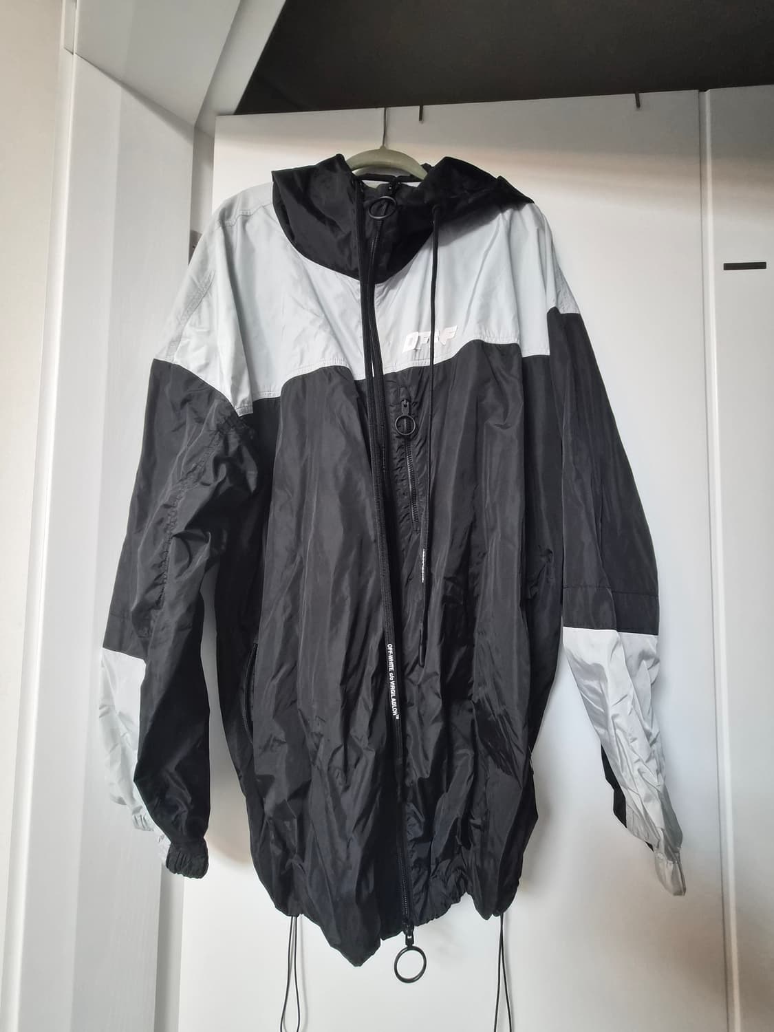 오프화이 언 피시니시드 윈드브레이커 상품이미지5