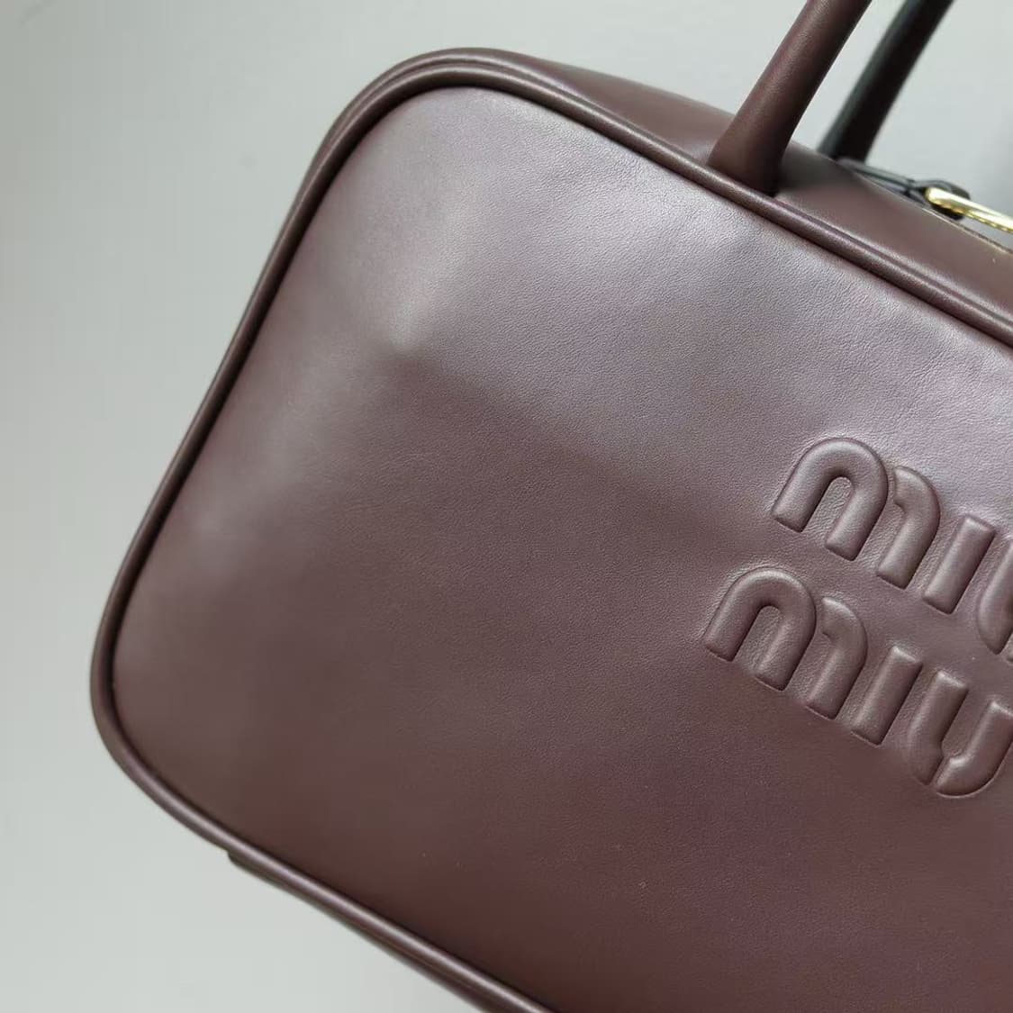 미우 미우 가죽 탑 핸들백 상품이미지3