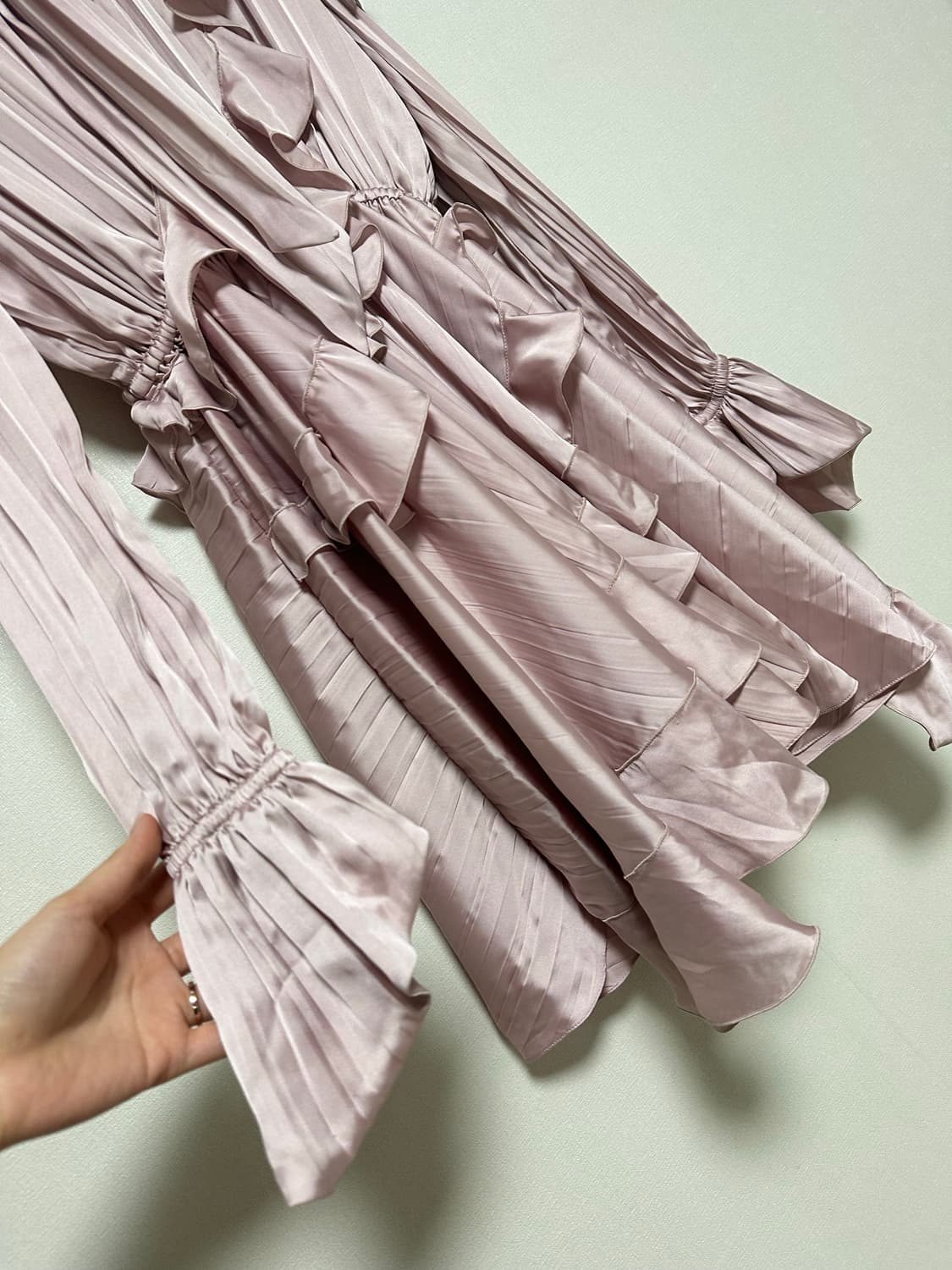 오프화이트 새틴 러플 드레스 상품이미지6